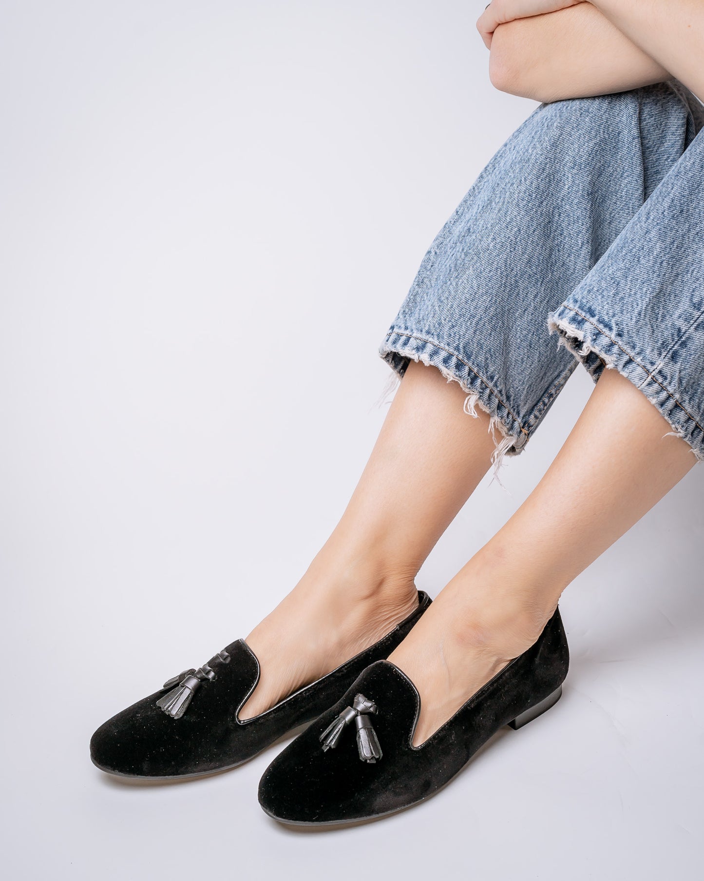 MOCASÍN TERCIOPELO CON POMPON CUERO NEGRO