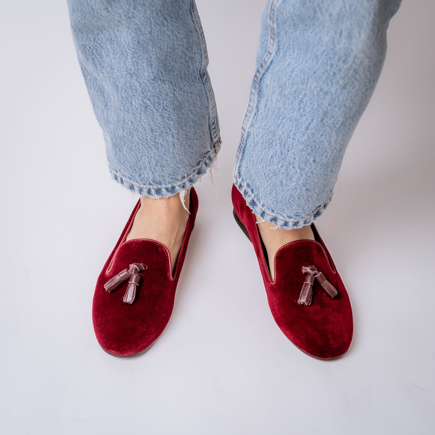 MOCASÍN TERCIOPELO CON POMPON CUERO BURDEO