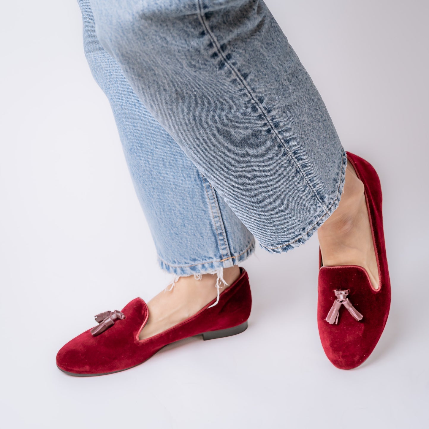 MOCASÍN TERCIOPELO CON POMPON CUERO BURDEO