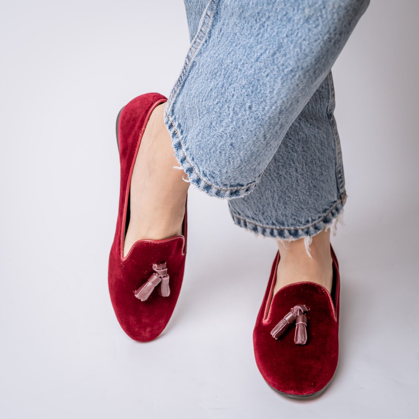 MOCASÍN TERCIOPELO CON POMPON CUERO BURDEO
