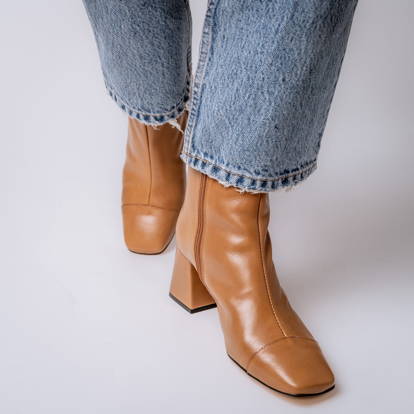 BOTA CORTA PUNTA CUADRADA BICOLOR LUSTRE 23-I CARAMELLO