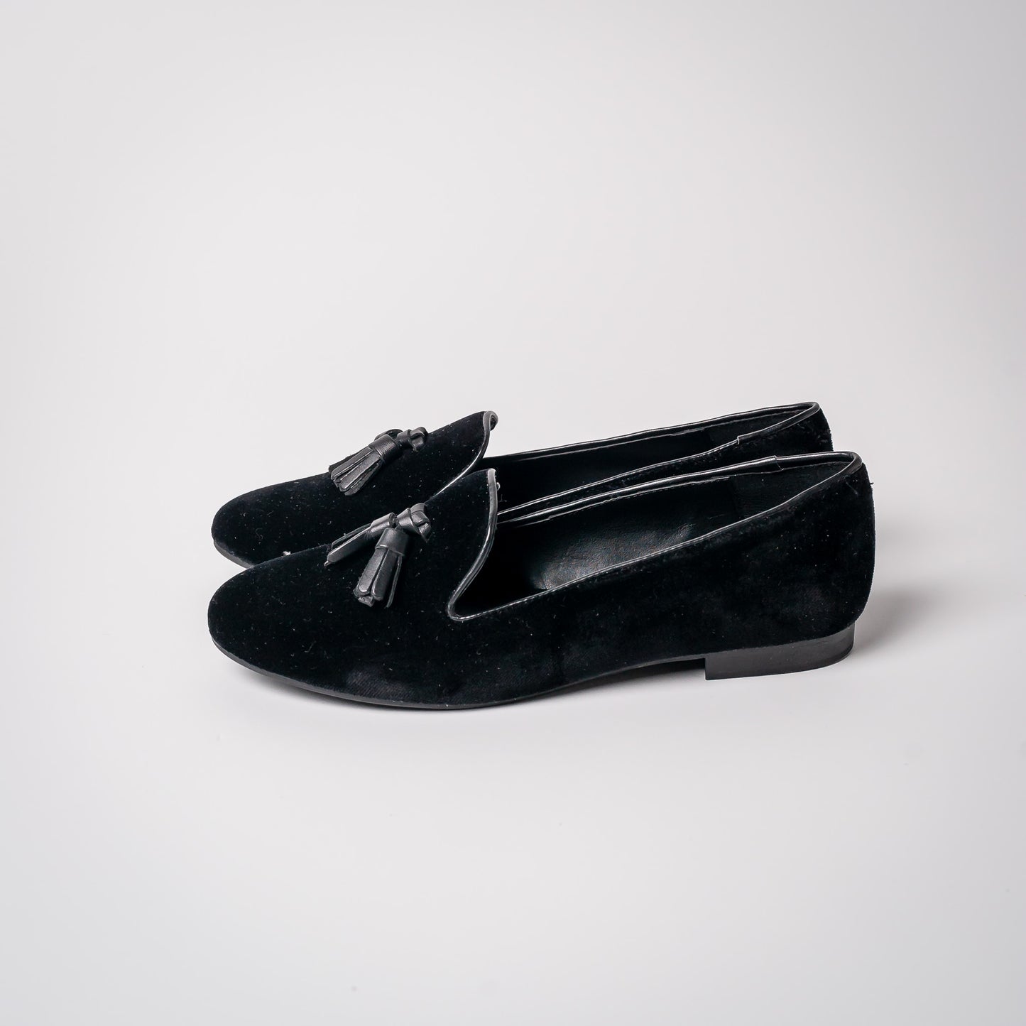 MOCASÍN TERCIOPELO CON POMPON CUERO NEGRO