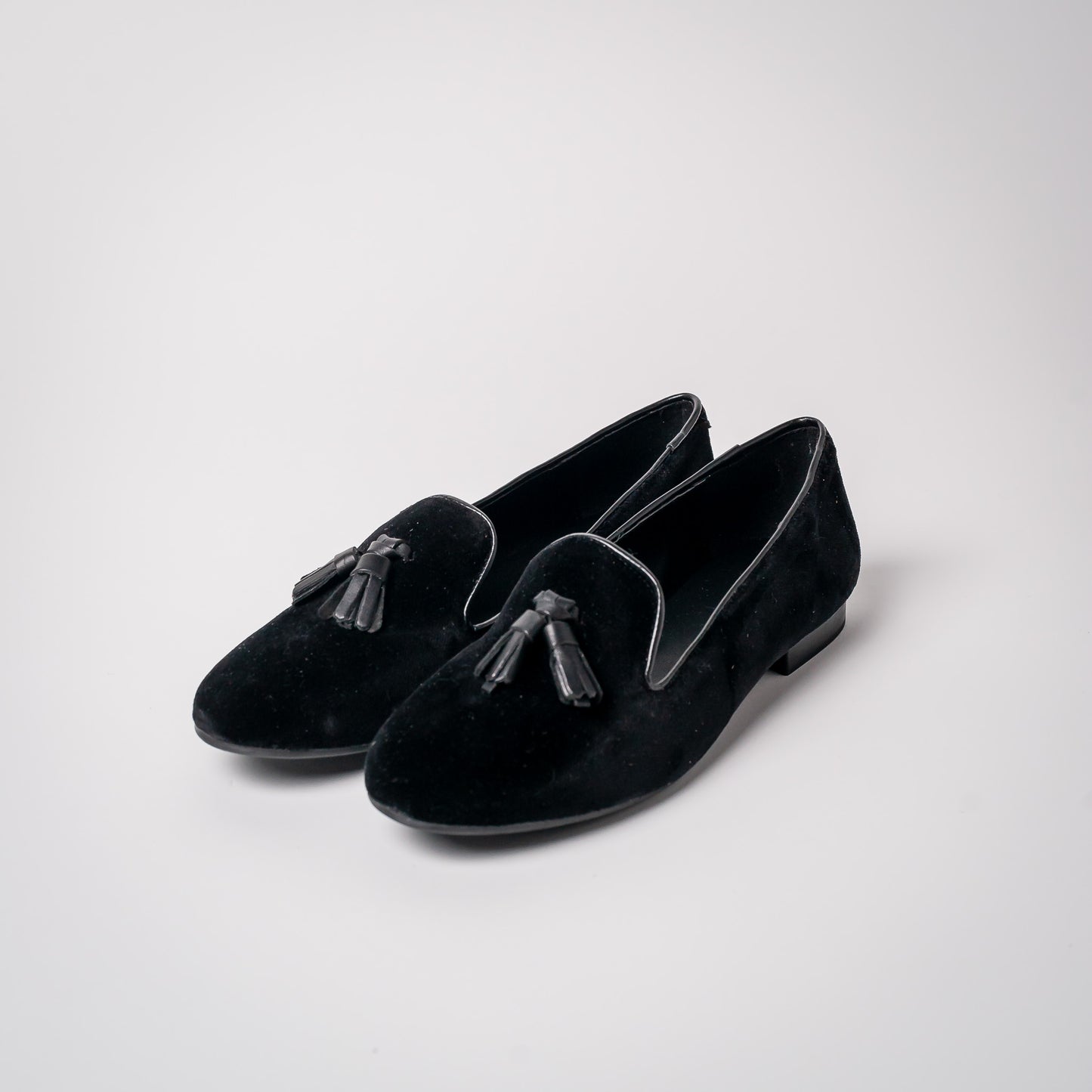 MOCASÍN TERCIOPELO CON POMPON CUERO NEGRO