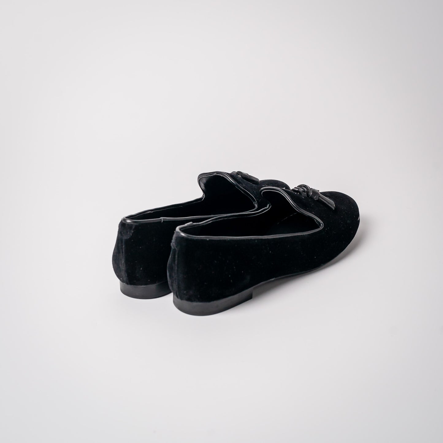 MOCASÍN TERCIOPELO CON POMPON CUERO NEGRO