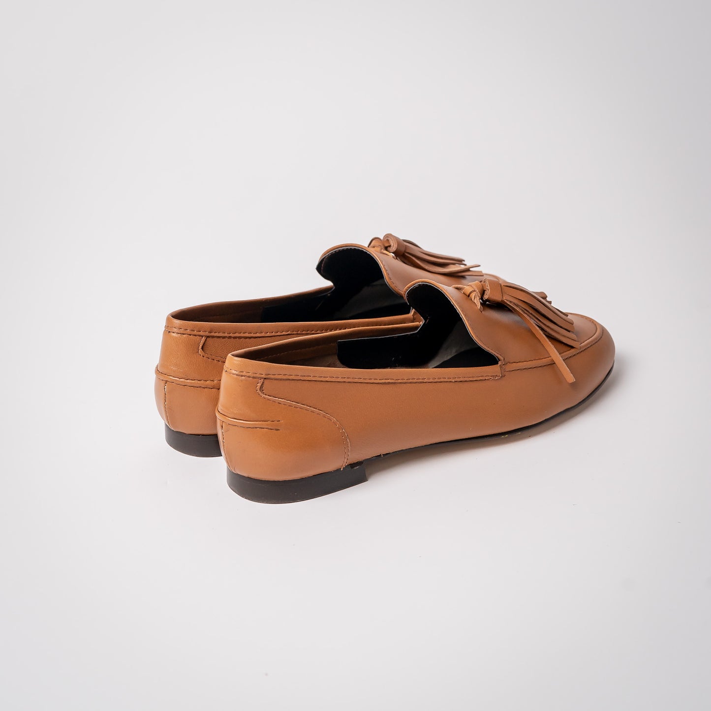 MOCASÍN CON POMPON LARGO TIBET 24-I CUERO