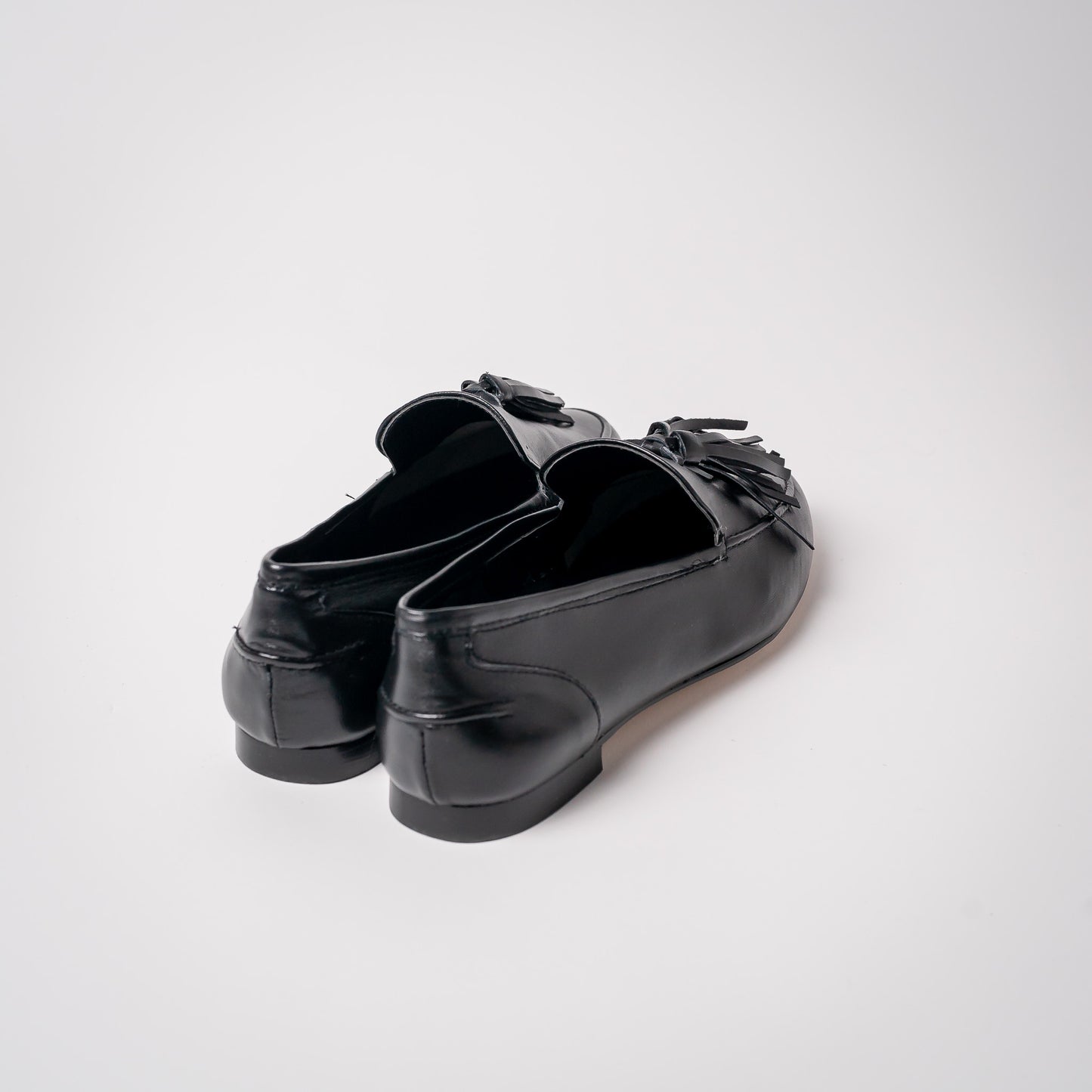 MOCASÍN CON POMPON LARGO TIBET 24-I NEGRO