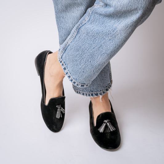 MOCASÍN TERCIOPELO CON POMPON CUERO NEGRO
