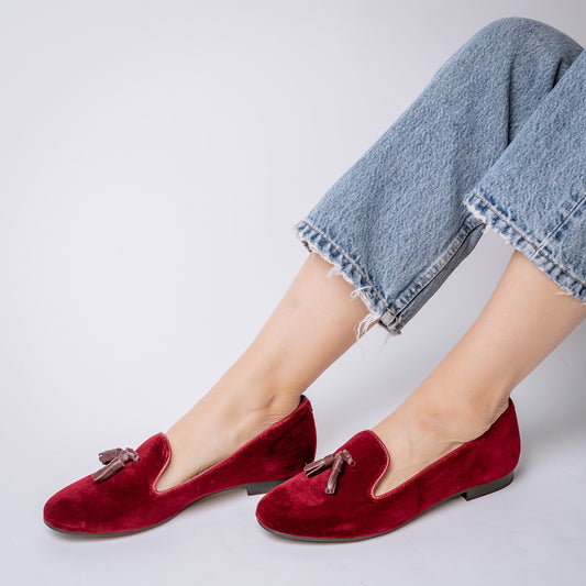 MOCASÍN TERCIOPELO CON POMPON CUERO BURDEO
