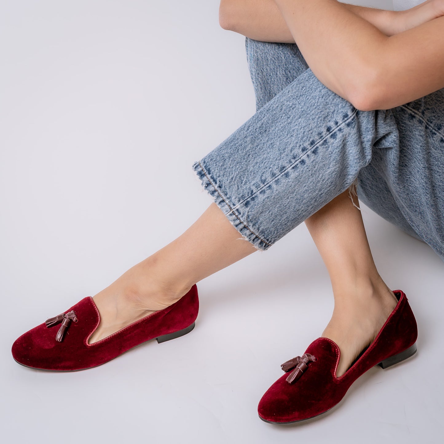 MOCASÍN TERCIOPELO CON POMPON CUERO BURDEO